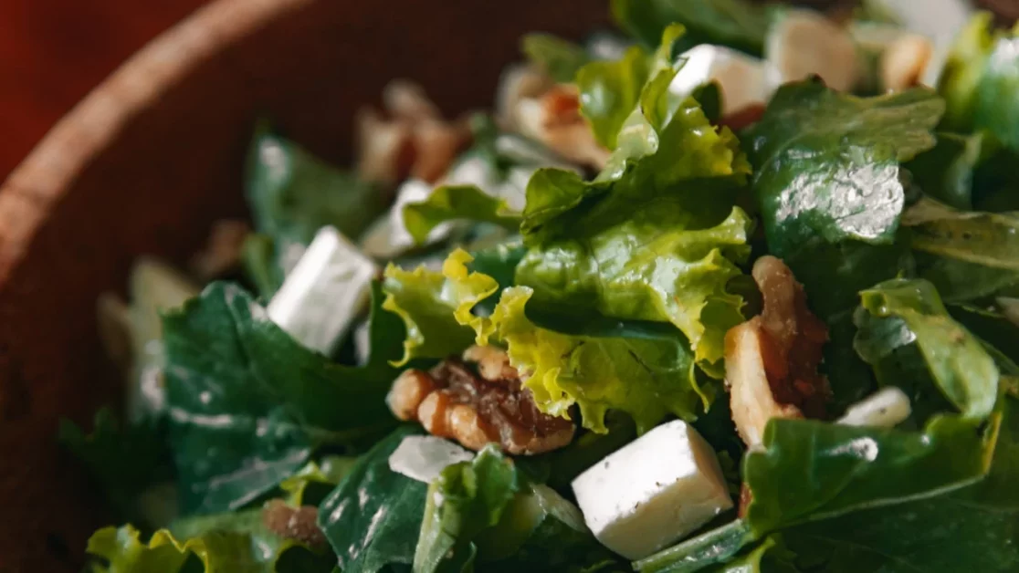 Como fazer uma salada equilibrada com molho de mostarda e croutons de ervas
