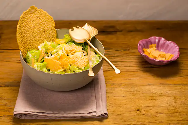 Como fazer Salada Caesar com crispy de queijo: Receita irresistível e fácil