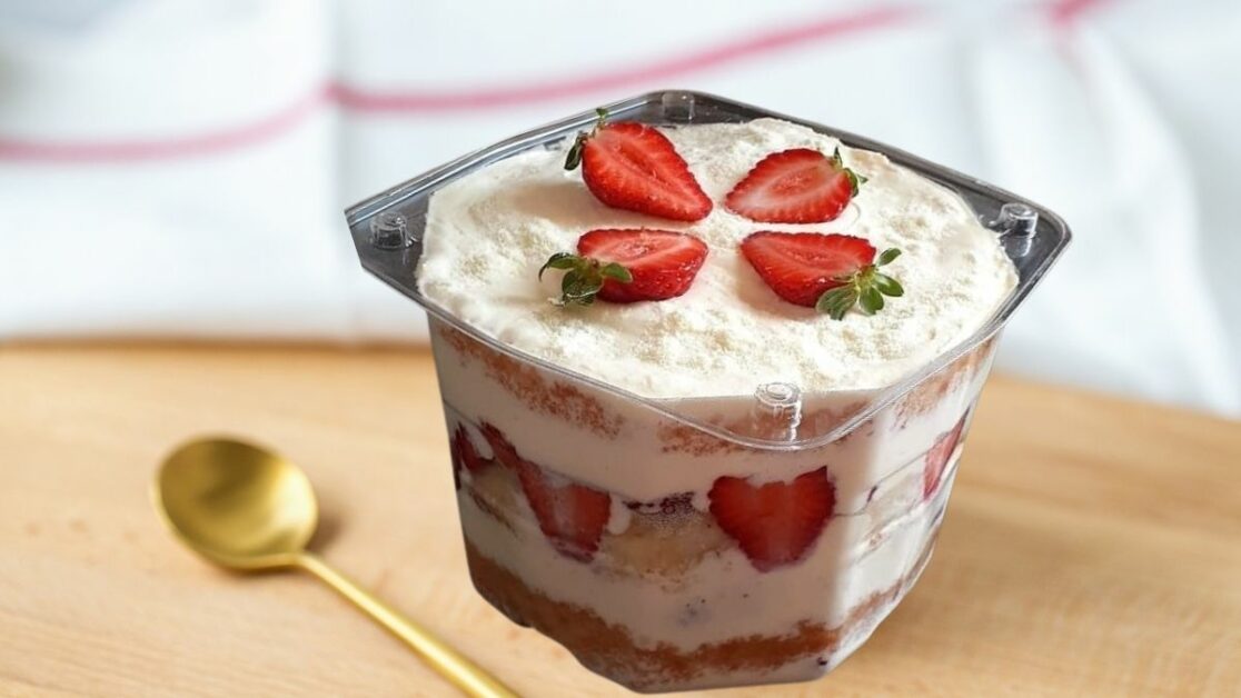 Pavê de Leite em Pó com Morango e Ganache de Caramelo