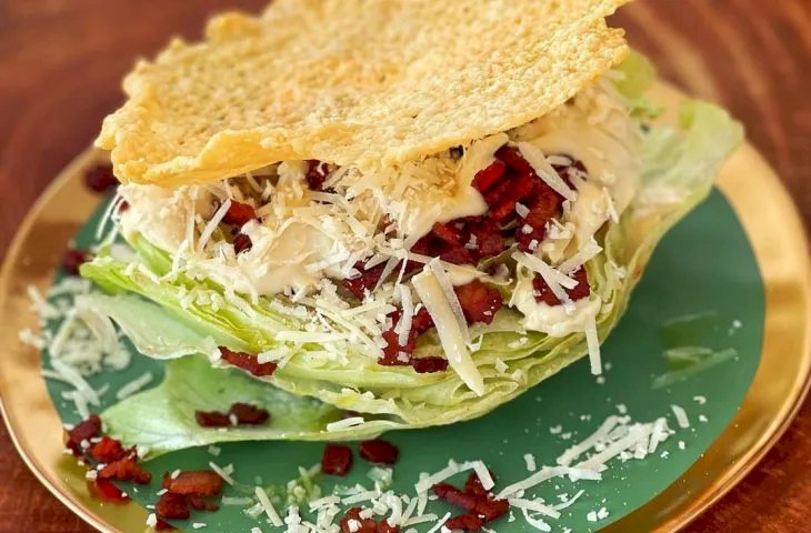 Como fazer Salada Caesar com crispy de queijo