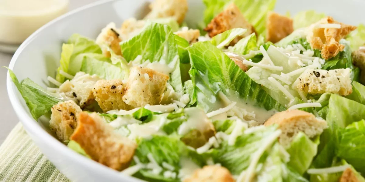 Como fazer Salada Caesar com crispy de queijo: Receita irresistível e fácil