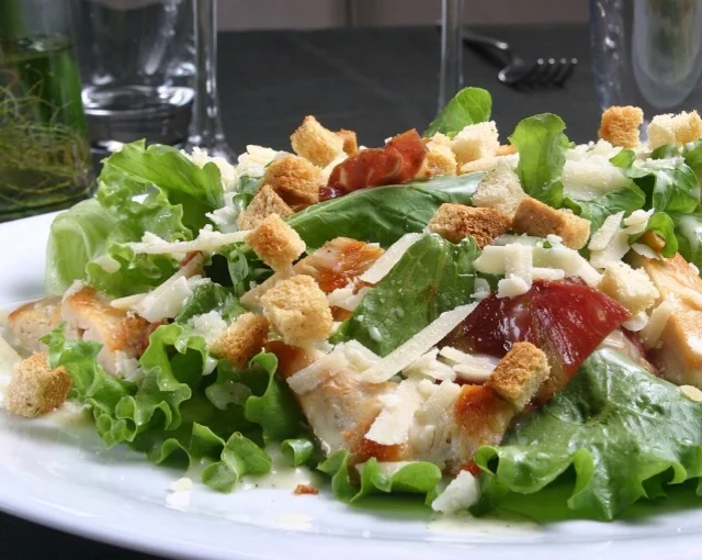 Como fazer Salada Caesar com crispy de queijo: Receita irresistível e fácil