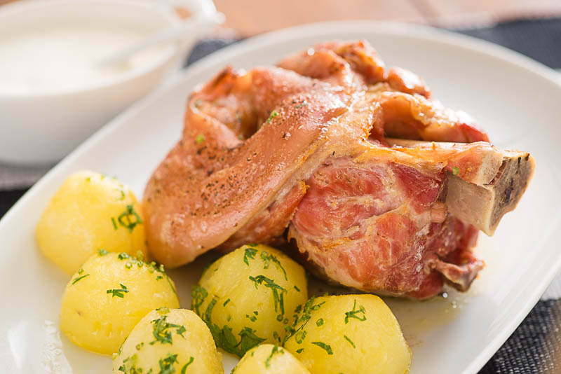Como fazer joelho de porco assado com batatas: O segredo está na marinada