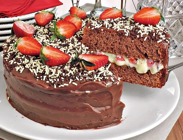 Como fazer um delicioso bolo de chocolate com recheio de brigadeiro e morango