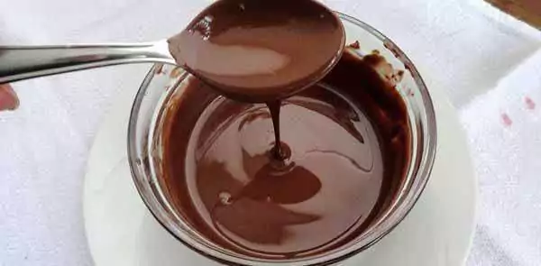 Como fazer uma cobertura de chocolate cremosa sem erros