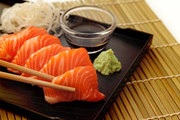 Aqui estão alguns dos melhores acompanhamentos que complementam bem o sashimi:

Wasabi: Uma pasta picante feita a partir da raiz de wasabi, que adiciona um toque de calor e sabor característico ao sashimi.

Gengibre em conserva (Gari): Gengibre em conserva, conhecido como gari, é muitas vezes servido junto com sashimi para limpar o paladar entre diferentes tipos de peixe.

Shoyu (molho de soja): O shoyu de alta qualidade pode realçar o sabor natural do peixe. É comum mergulhar suavemente o sashimi no shoyu antes de consumi-lo.

Molho Ponzu: Um molho cítrico e salgado feito de suco de cítricos, como limão ou yuzu, combinado com molho de soja. O Ponzu adiciona um sabor refrescante ao sashimi.

Wasabi em pó: Uma alternativa ao wasabi fresco, o wasabi em pó pode ser misturado com água para criar uma pasta e servido ao lado do sashimi.

Sal Marinho: Um pouco de sal marinho pode realçar o sabor do sashimi, especialmente se for um peixe mais suave, como o atum.

Nori (alga marinha): Pequenos pedaços de nori podem ser usados para envolver o sashimi, adicionando uma textura crocante e um sabor levemente salgado.

Shiso: Folhas de shiso, também conhecidas como perilla, são folhas de plantas aromáticas e podem ser usadas para envolver o sashimi, proporcionando um sabor único e refrescante.

Limão ou Yuzu: Fatias finas de limão ou suco de yuzu podem ser espremidas sobre o sashimi para adicionar um toque cítrico e refrescante.

Legumes em conserva (Tsukemono): Pepinos, nabo e outros vegetais em conserva japoneses podem ser servidos ao lado do sashimi para oferecer uma combinação de sabores e texturas.

Estes são apenas alguns exemplos de acompanhamentos tradicionais que podem ser servidos com sashimi. Experimentar diferentes combinações pode ajudar a realçar a experiência gastronômica e descobrir novos sabores.
