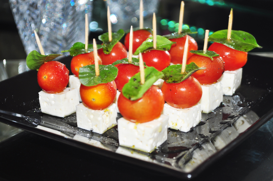 Como fazer espetinho de queijo branco e tomate cereja: Petisco fácil e saboroso para servir em festas