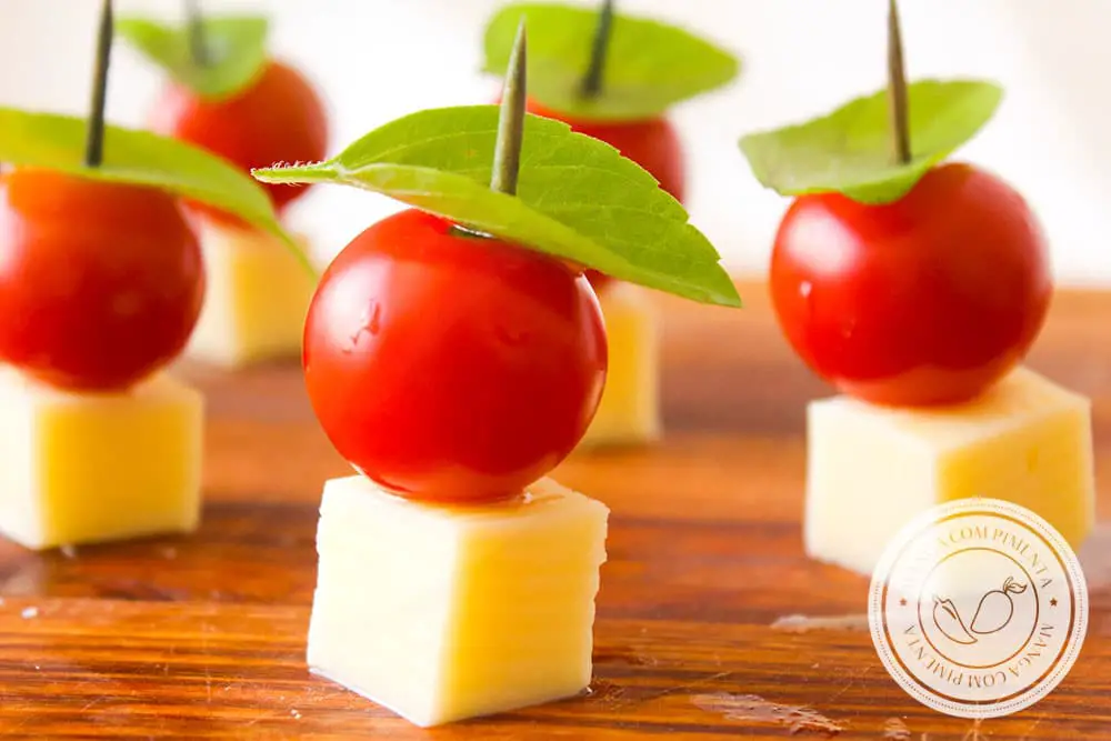 Como fazer espetinho de queijo branco e tomate cereja: Petisco fácil e saboroso para servir em festas
