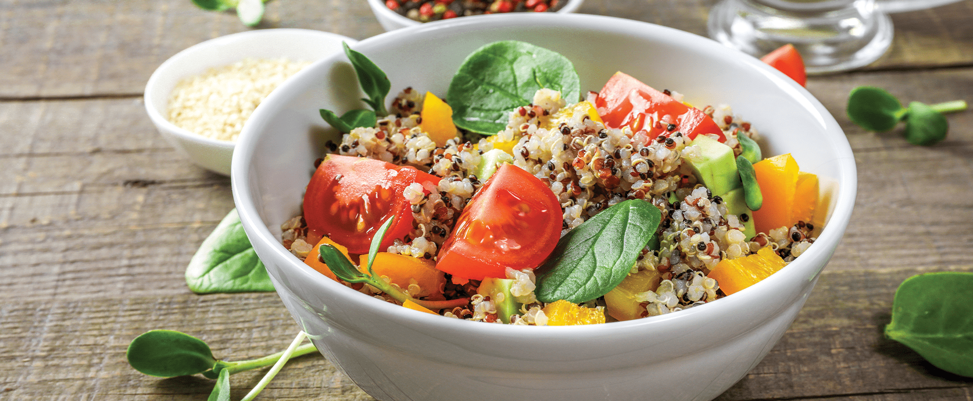 Como fazer salada de quinoa com coentro e legumes: Uma refeição leve e nutritiva