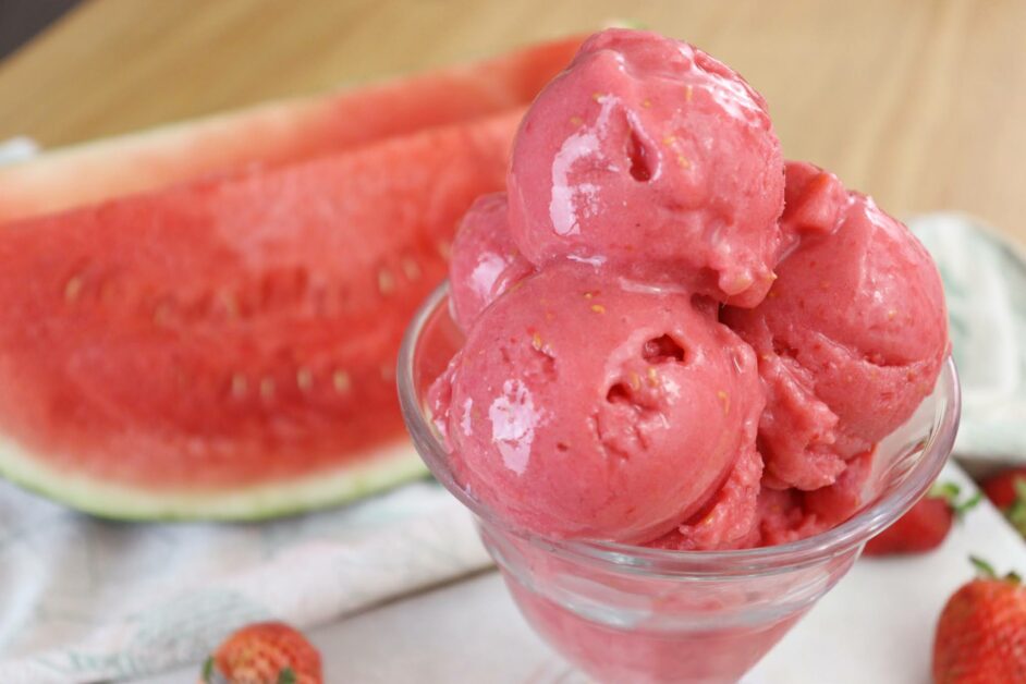 Como fazer um sorvete cremoso de melancia com apenas 3 ingredientes