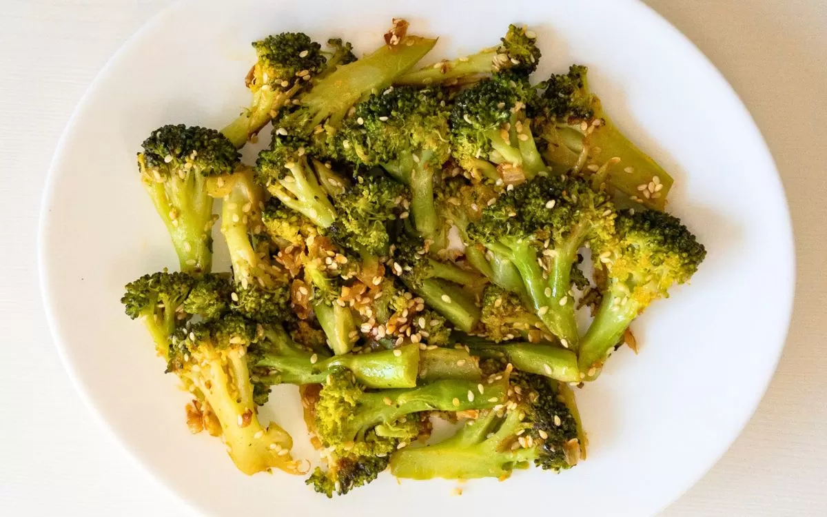 Como fazer brócolis refogado com alho e azeite: uma opção saudável e rápida