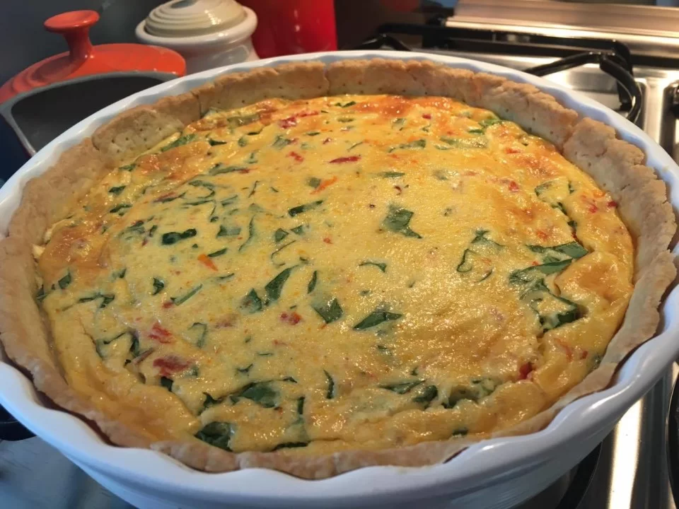 Como fazer uma quiche de rúcula, bacon e queijo Gruyère