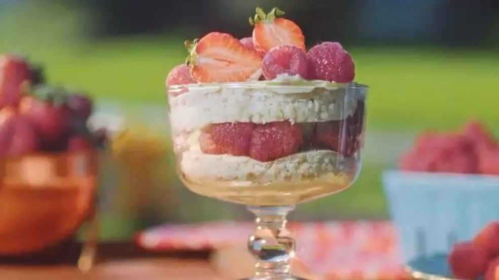 Como Fazer Trifle de Frutas Vermelhas com Chantilly e Gelatina