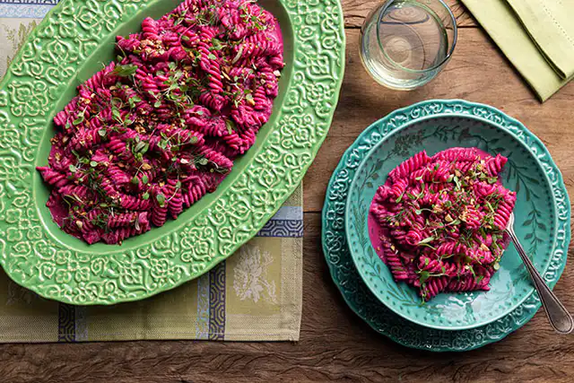 salada de macarrão diferente com molho de beterraba e sardinha: Receita criativa e saborosa