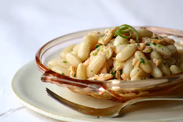 Como fazer Salada de Feijão-Branco com Salmão e Limão: O Toque Cítrico que Faz a Diferença