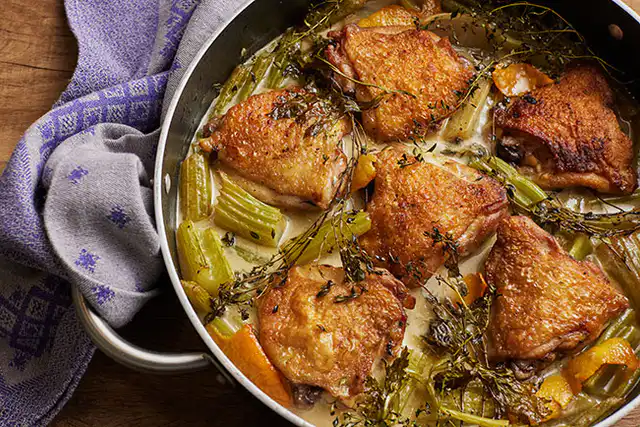 Como fazer sobrecoxa de frango assada com salsão, tomilho e laranja: Passo a passo delicioso