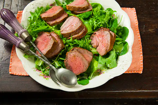 Como Fazer Rosbife com Salada de Verdes e Molho de Tangerina: Frescor e Sabor em Harmonia