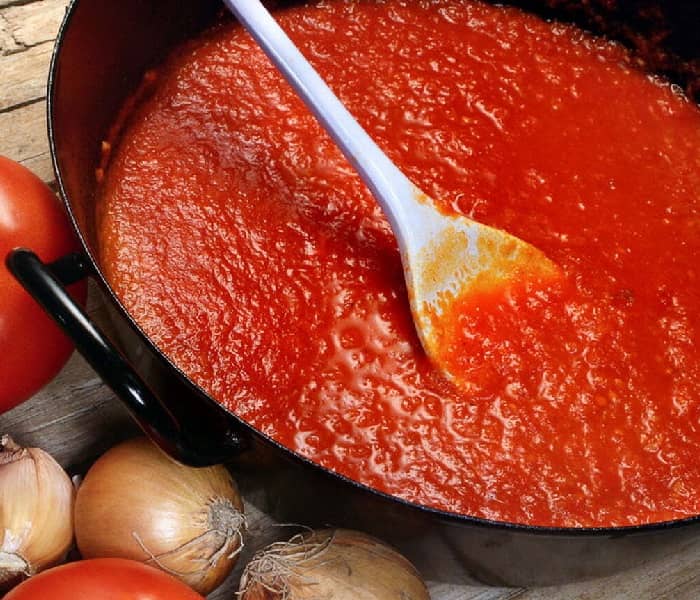 Como preparar um molho de tomate caseiro perfeito para servir com massa e lagostins