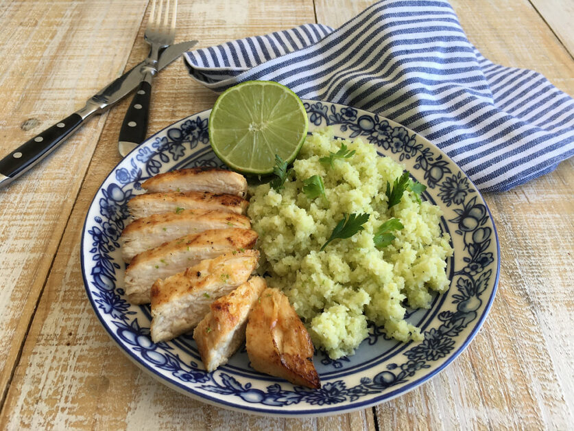 Como fazer Peito de frango grelhado com cuscuz de couve-flor: Um toque gourmet fácil de preparar