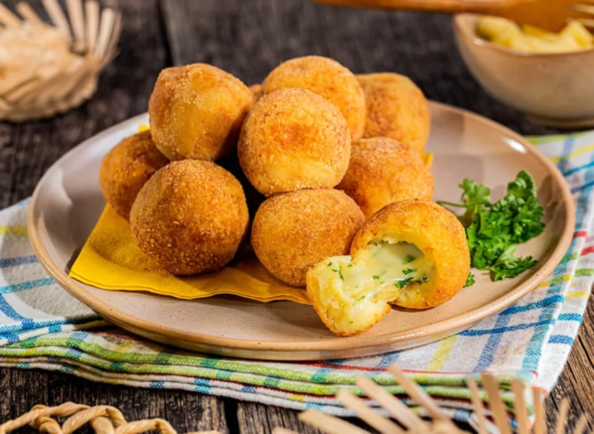 Como fazer Bolinho de Milho Frito com Queijo: Crocante por fora, derretido por dentro