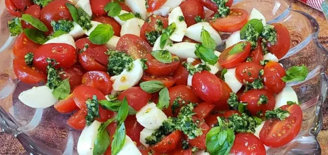 Como Fazer Salada Caprese com Molho Pesto: A Combinação Irresistível de Tomate, Muçarela e Manjericão!
