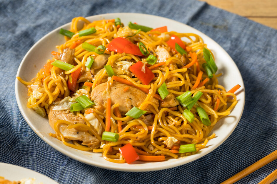 Como fazer Yakisoba de Frango: Macarrão chinês caseiro, sabor autêntico e fácil de preparar!