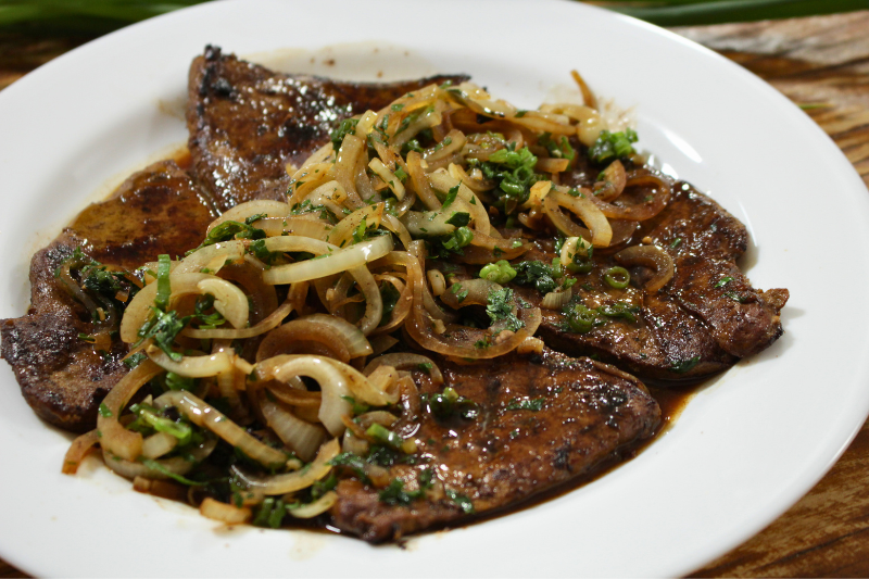 Como fazer Bife de Fígado Acebolado Marinado e Flambado: Macio, suculento e cheio de sabor!