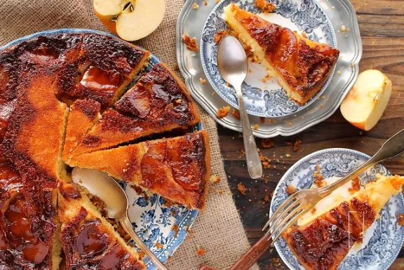 Como fazer Bolo de Iogurte Invertido com Maçãs e Carambars: Macio, úmido e com um sabor irresistível!