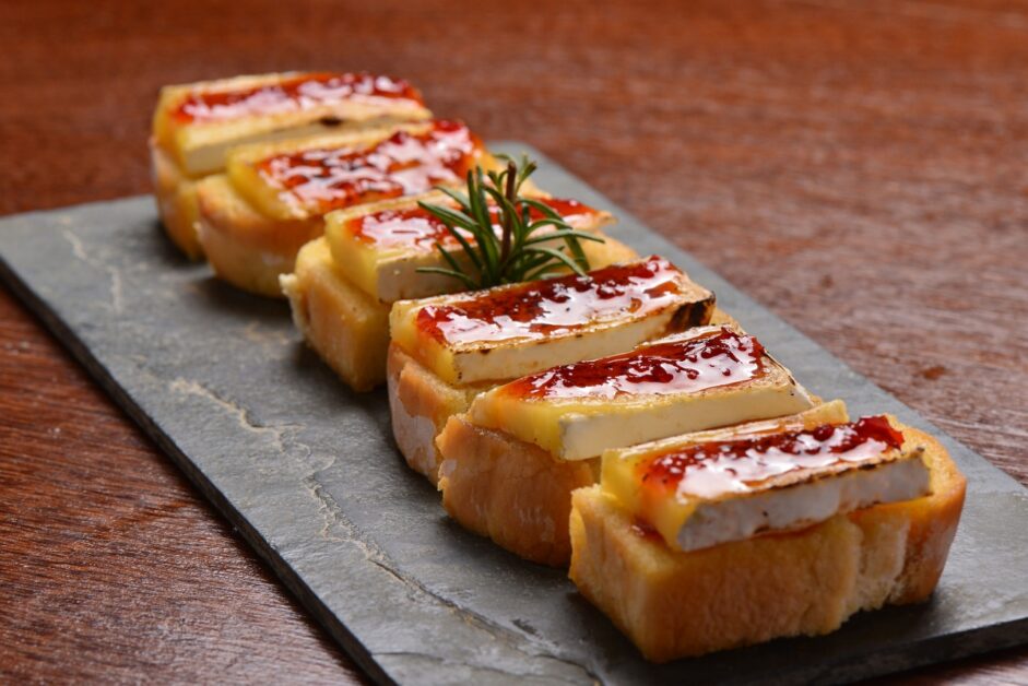 Como fazer Bruschetta de Brie com Geleia de Pimenta: Um clássico rápido e saboroso!

