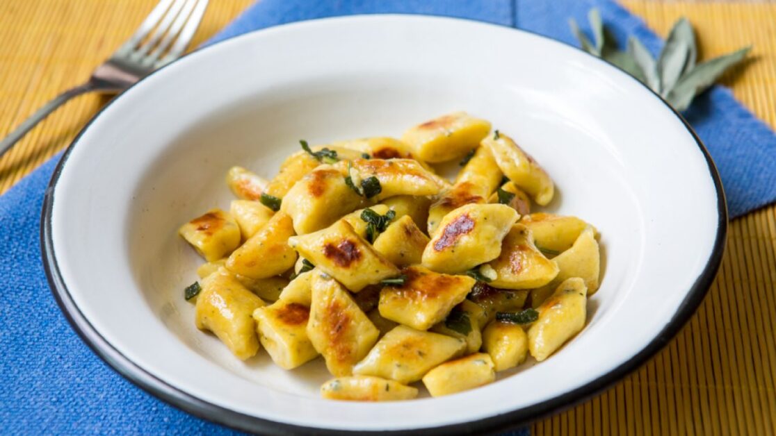 Como fazer Nhoque de Batata Baroa com Manteiga de Sálvia: Uma explosão de sabor em cada garfada!
