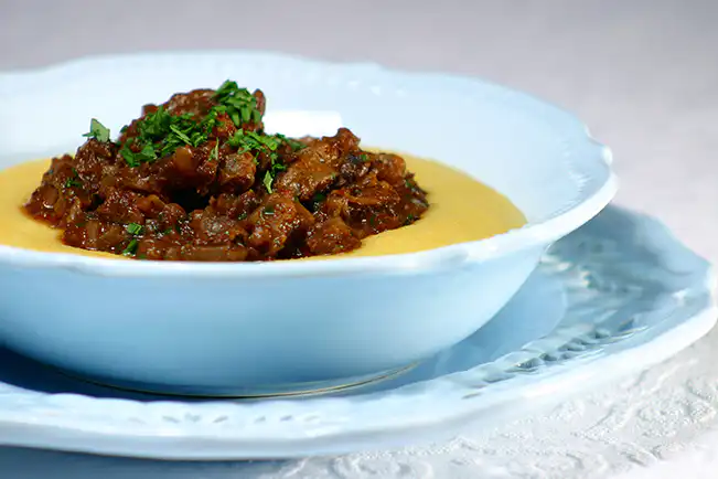 Como fazer Polenta Mole com Ragu de Carne: Passo a passo para um prato cremoso e saboroso!