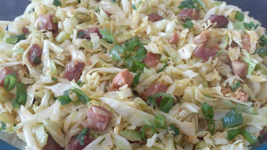 Como fazer Repolho com Bacon e Calabresa: Uma explosão de sabor em cada garfada!

