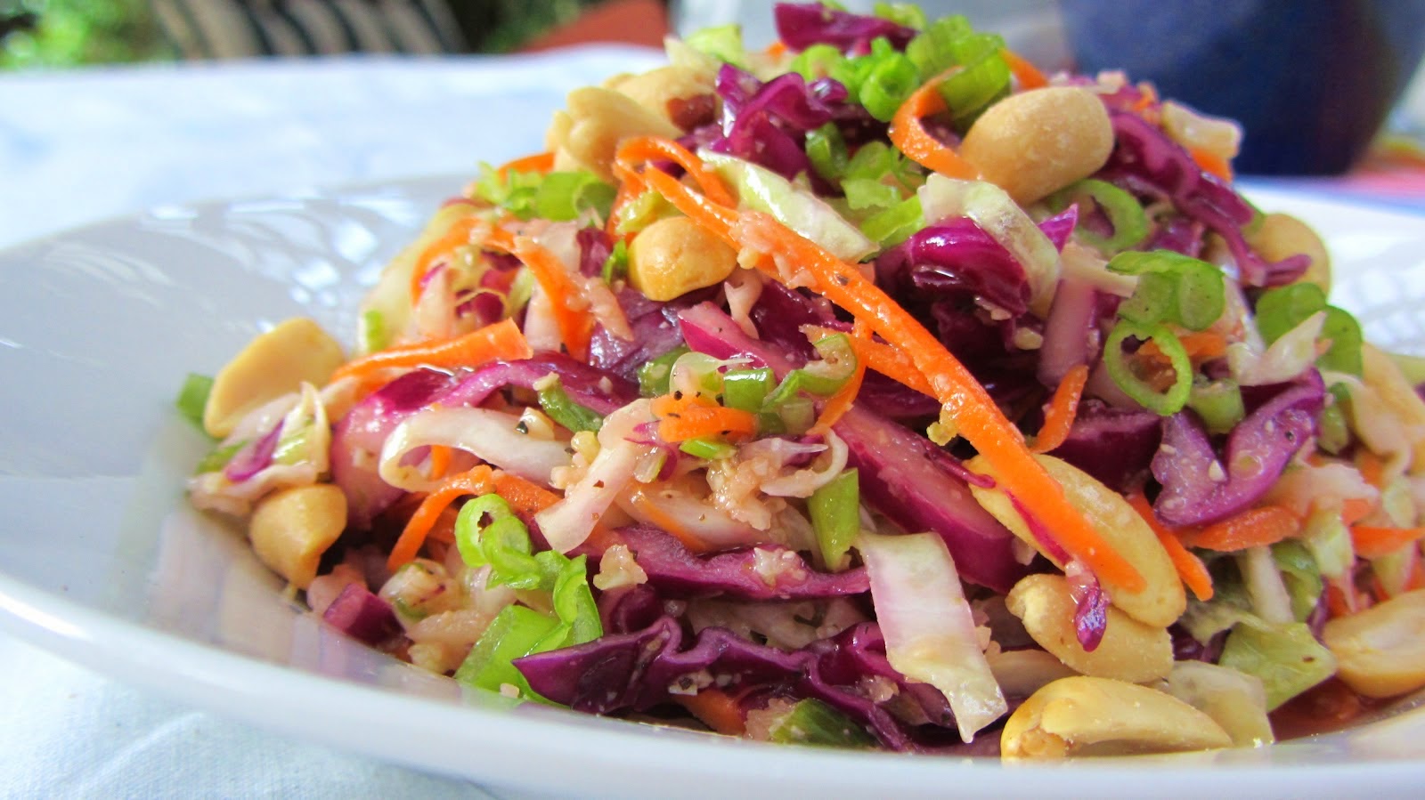 Como fazer Salada de Repolho e Cenoura com Molho de Amendoim: Acompanhamento perfeito para qualquer refeição!