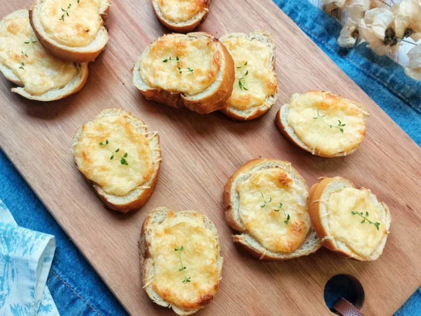 Como fazer Torrada com Maionese Temperada: Aprenda a preparar a maionese caseira e deixe suas torradas ainda mais deliciosas!

