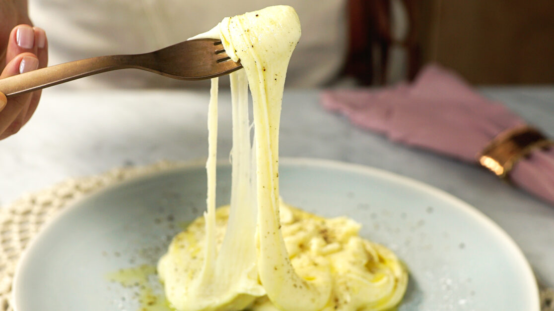 Como fazer Aligot: O purê de batata com queijo derretido mais cremoso que você já provou! 