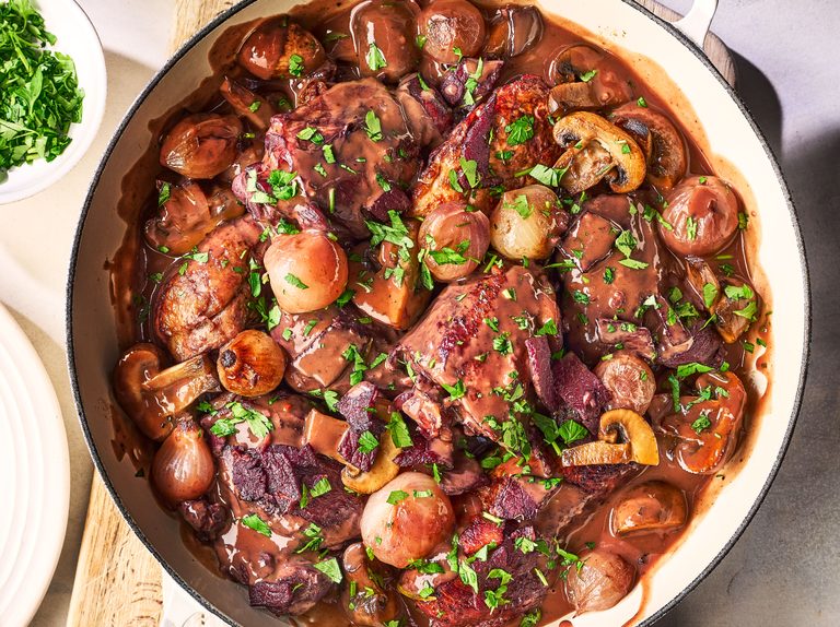 Como fazer Coq au Vin: A receita francesa autêntica e saborosa, passo a passo!