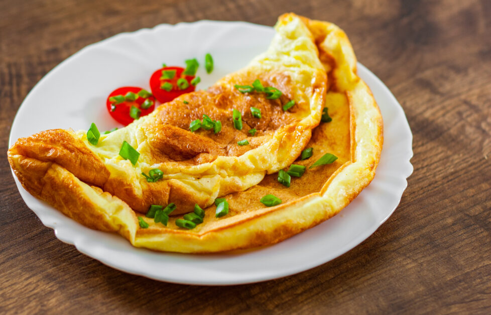 Como fazer Omelete com Queijo Minas: Acompanhamento perfeito para um café da manhã nutritivo e saboroso! 