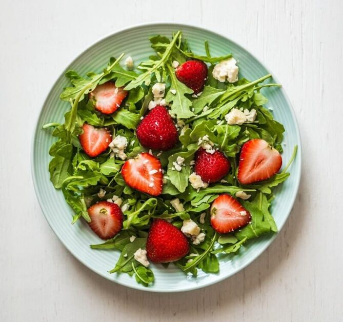 Como fazer Salada de Rúcula com Morangos e Nozes: Uma explosão de sabor em cada garfada! 