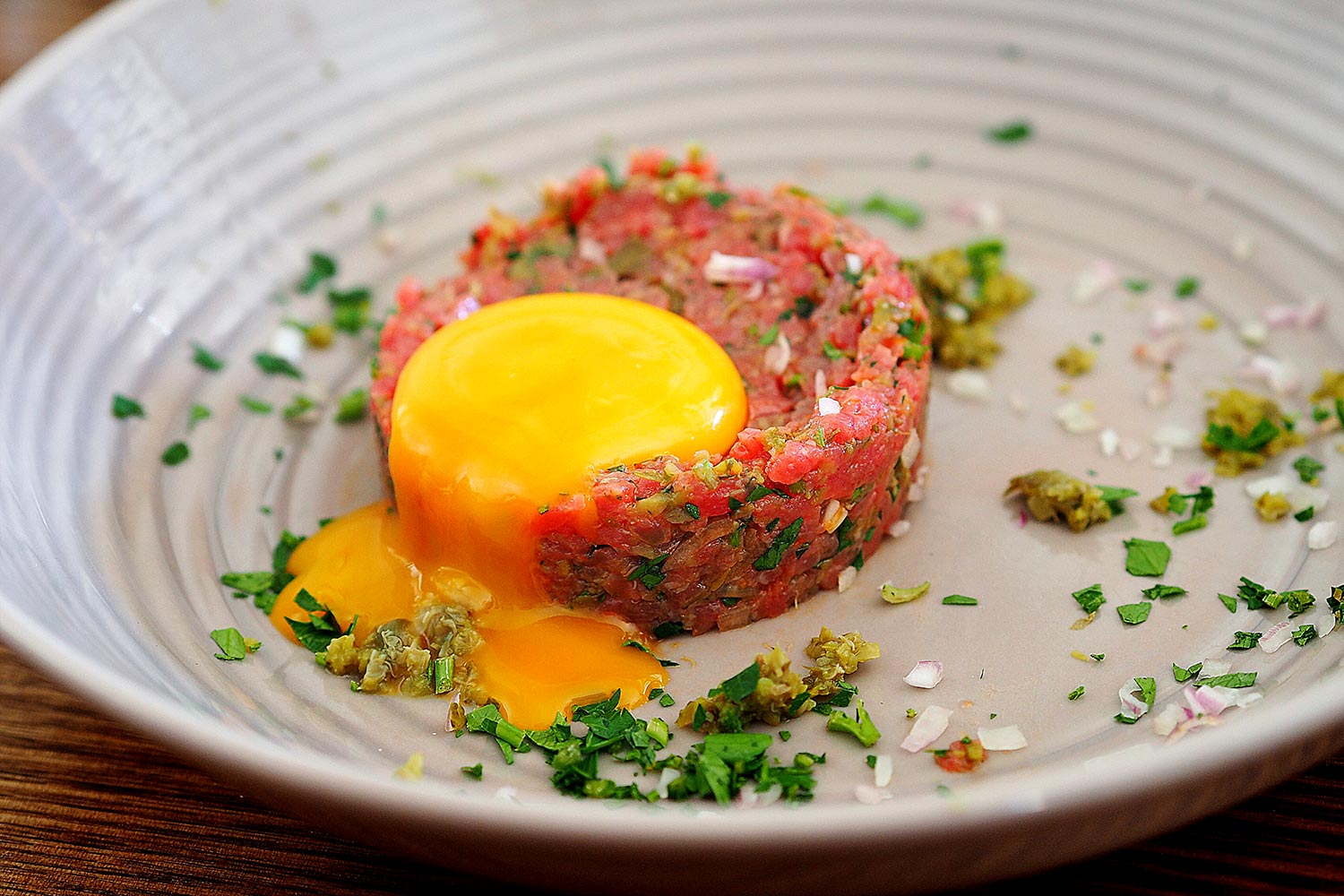 Como fazer Steak Tartare: Um clássico da culinária com um toque moderno!