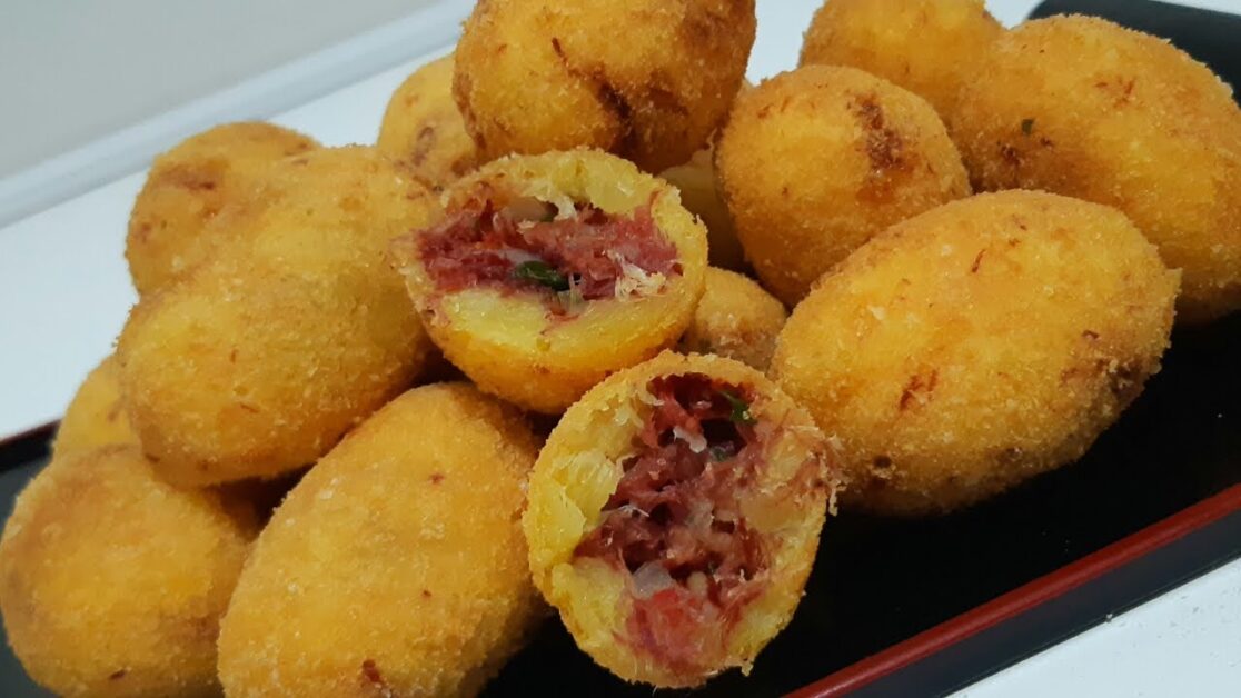 Como fazer Bolinho de Mandioca com Carne Seca na Airfryer: Crocante por fora, macio por dentro e super rápido! 